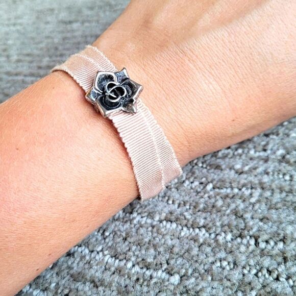 🤸‍♀️3 for 12🤸‍♂️ American Eagle Pink Ribbon Metal Rose Bracelet - Picture 1 of 4